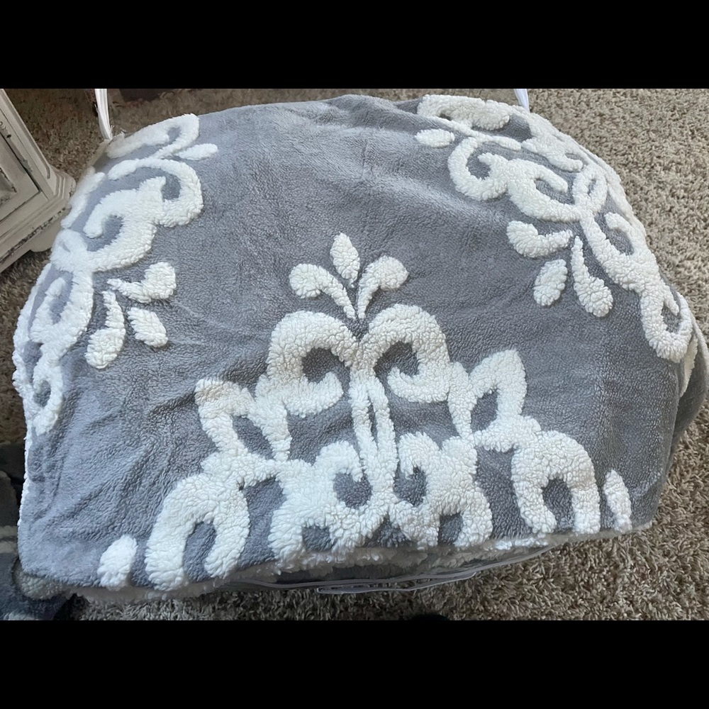 Gorgeous Grey Gray Shearling Comforter w Design and Shams - Picture 4 of 4